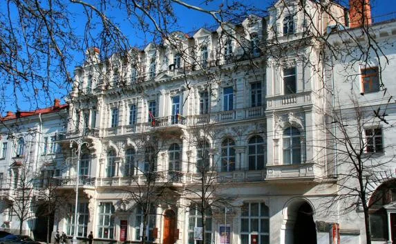 90 лет картинной галерее и новые заслуженные артисты Крыма: новости культуры Севастополя (фото, видео)