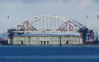 Зимний дворец полностью «влез» под арки Крымского моста (фото)