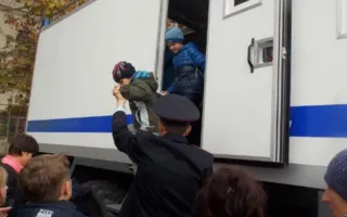 В честь дня МВД полицейские дали детям посидеть в автозаке