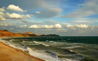 Порывистый ветер и тепло до +21°: погода на вторник в Крыму