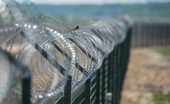 Заграждение на границе Крыма с Украиной закончат строить уже в следующем году