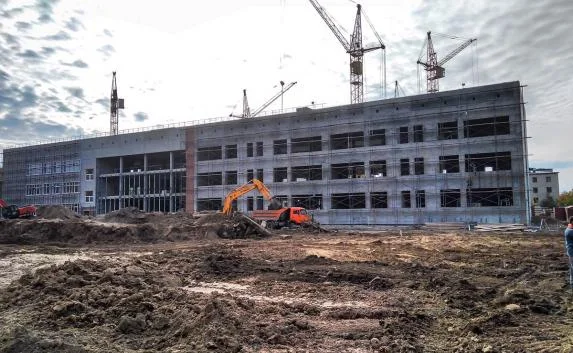 Приемка новой школы в Симферополе откладывается из-за мокрого грунта