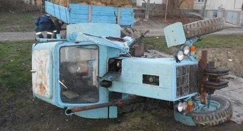 Аварийный Крым: перевернулся трактор и застряла машина (фото)
