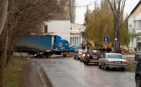 Большегрузы «снесли» ограничители на мосту в Симферополе за 2 часа (фото, видео)