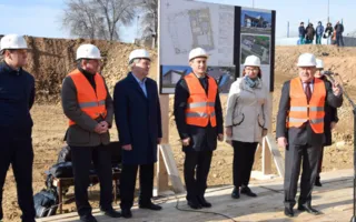 Власти Евпатории заложили памятную капсулу на месте будущего спорткомплекса (фото)