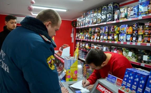 МЧС не выявило нарушений продажи пиротехники в Ленинском районе Севастополя (фото, видео)