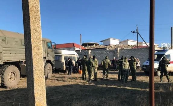 Керчане бросаются под колёса КАМАЗов, протестуя против установки локатора (фото, видео)