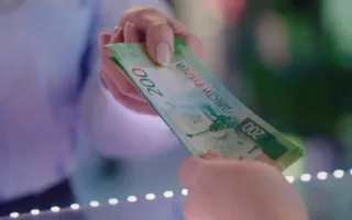 Новые 200 рублей странно действуют на Россиян (видео)