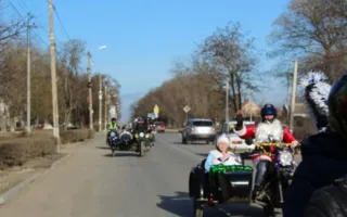 Дед Мороз с рупором и светящиеся авто: в крымской столице продолжают праздновать Новый год (видео)