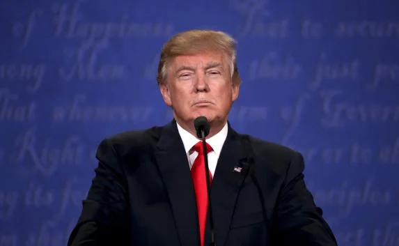 ​«Большая кнопка» Трампа и поражение молодежной сборной РФ по хоккею: новости мира (фото и видео)