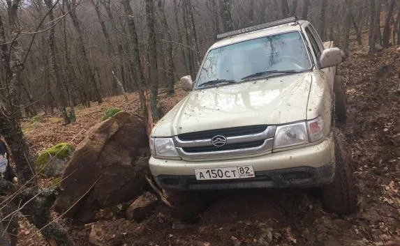 С Ай-Йори эвакуировали автомобиль, застрявший на краю обрыва (фото)