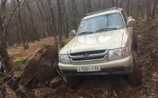 С Ай-Йори эвакуировали автомобиль, застрявший на краю обрыва (фото)