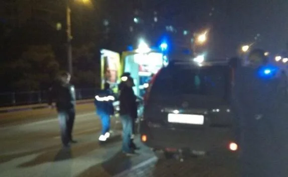 Автомобиль «врезался» в толпу людей на остановке в Севастополе (фото)