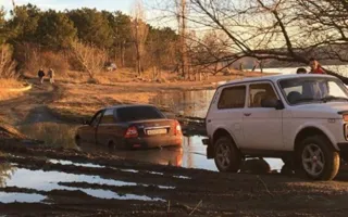 Под Симферополем Lada застряла в яме и... утонула в грязи (фото)
