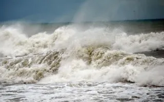 Во время шторма в Керченском проливе спасли двух моряков