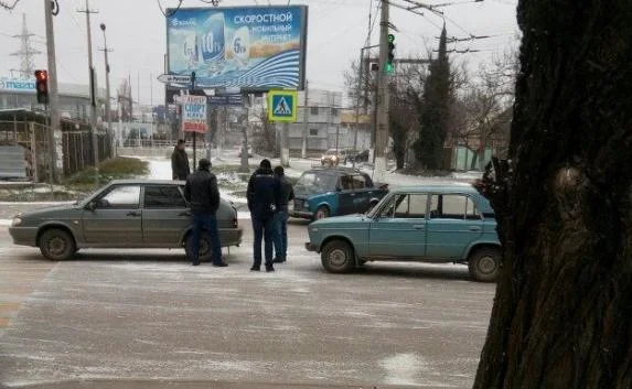 В Симферополе гололёд препятствует движению транспорта: уже произошло несколько ДТП