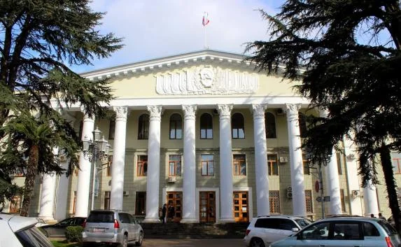 Власти Ялты выбрали руководителя Фороса и юридического управления администрации (фото)