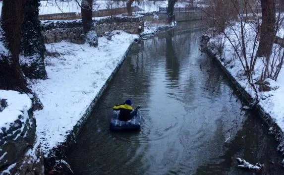 Симферополец отправился на работу вплавь на надувном матрасе (фото)