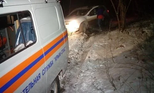 Внедорожник угодил в «снежную ловушку» под Симферополем