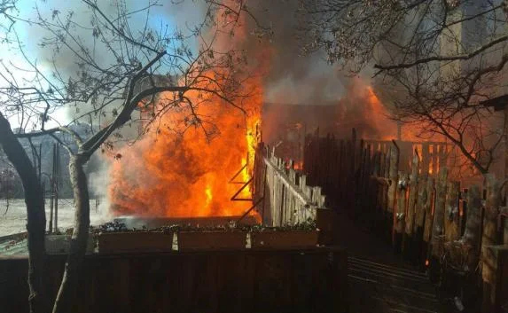 В Ялте полностью сгорело кафе «У кабана» (фото, видео)