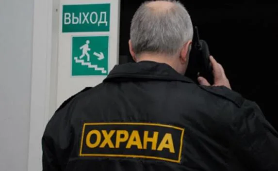 Охранник-«оборотень»: севастополец «обчистил» магазин, в котором работал
