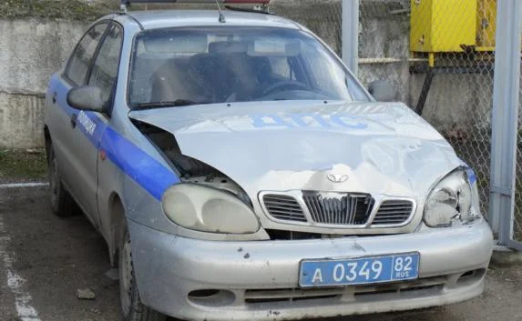 Пьяный угонщик помял машину полицейских во время преследования (фото, видео)