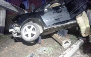 В Севастополе троллейбус потерял колесо, а в Феодосии внедорожник снес столб: сводка ДТП (фото, видео)