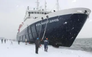 Паром, скованный льдом, и тушение сигареты об икону: новости мира (фото, видео)