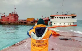 С поврежденного турецкого сухогруза начали откачивать топливо (фото)