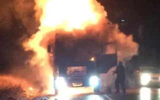 На трассе в районе Старого Крыма сгорела фура (фото, видео)