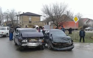 В Керчи джип влетел в столб, а в Евпатории легковушки не поделили дорогу (фото)