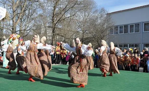 Горящее чучело и блины: симферопольцы празднуют Масленицу (фото)