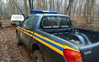 В горах Крыма застряла «Нива» с тремя пассажирами
