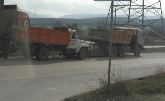 В районе Инкермана два грузовика раздавили «девятку»
