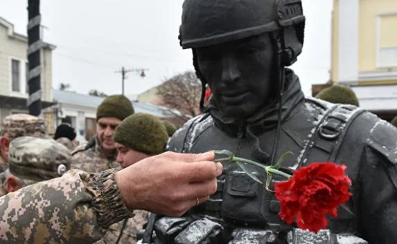 Памятник «Вежливому солдату» в Симферополе «покраснел» от гвоздик