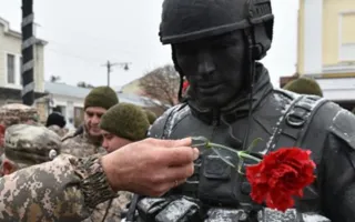 Памятник «Вежливому солдату» в Симферополе «покраснел» от гвоздик