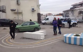 Сводка ДТП: молодёжь на авто снесла клумбу в Севастополе