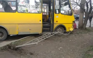 Два рейсовых автобуса «столкнулись лбами» с КамАзом и ВАЗом (фото)