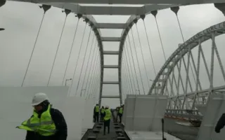 Дорогу на Крымском мосту заасфальтировали на 70% (фото, видео)