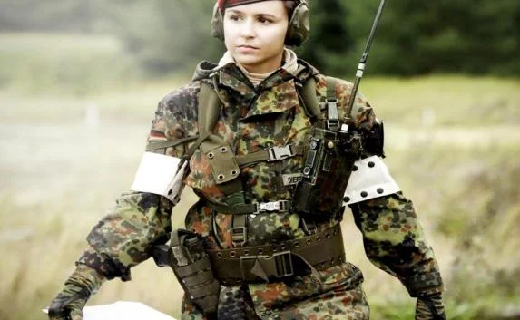Военная форма для беременных и отравленные британцы в США: новости мира (фото, видео)