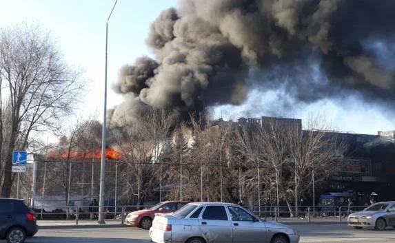 Пожар в самарском ТЦ и 42 пострадавших в аварии в США: новости мира (фото, видео)