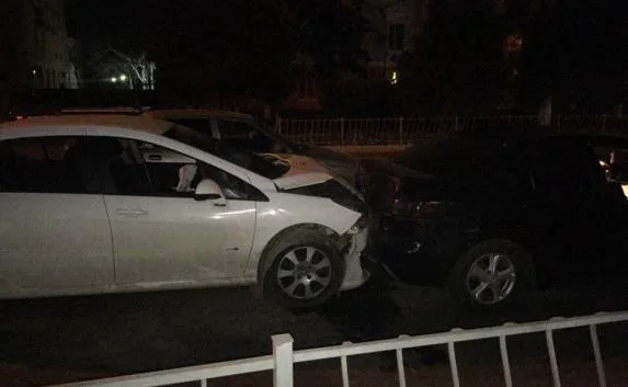 У Центрального рынка Симферополя собралась «гусеница» из пяти автомобилей (фото, видео)