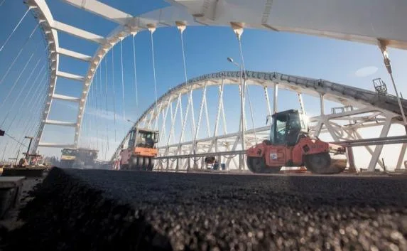 Автодорожную арку Крымского моста «укрывают» асфальтом (фото)