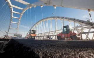 Автодорожную арку Крымского моста «укрывают» асфальтом (фото)