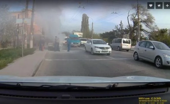 На улице Данилова в Симферополе загорелся автомобиль (видео)