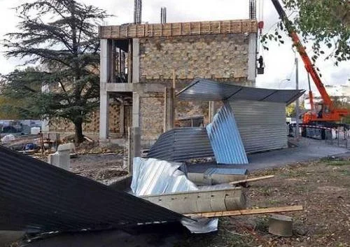 Прокуратура разберется в законности строительства на берегу Салгира (фото)