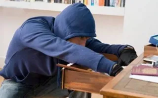 Севастополец обворовал мать, а феодосиец от страха погасил долг по алиментам