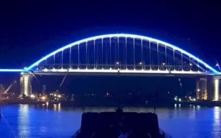 На Крымском мосту зажгли ночную иллюминацию (фото)