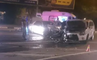 На трассе «Симферополь-Алушта» дотла сгорел Renault: дайджест ДТП (фото, видео)