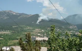 Крупный пожар в Ялтинском заповеднике тушат вертолёты (фото, видео)